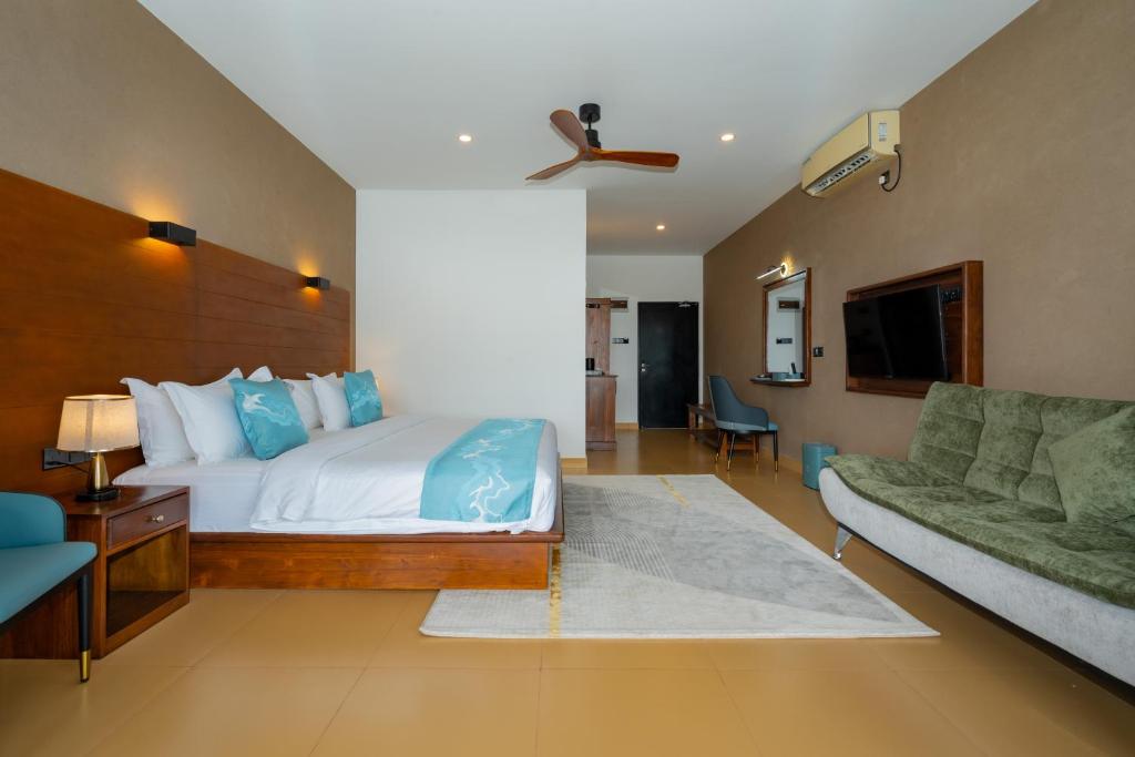 Deluxe Room - Living area with TV